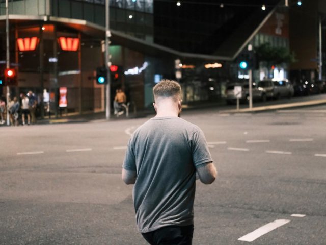 Étirements rapides après une course en ville