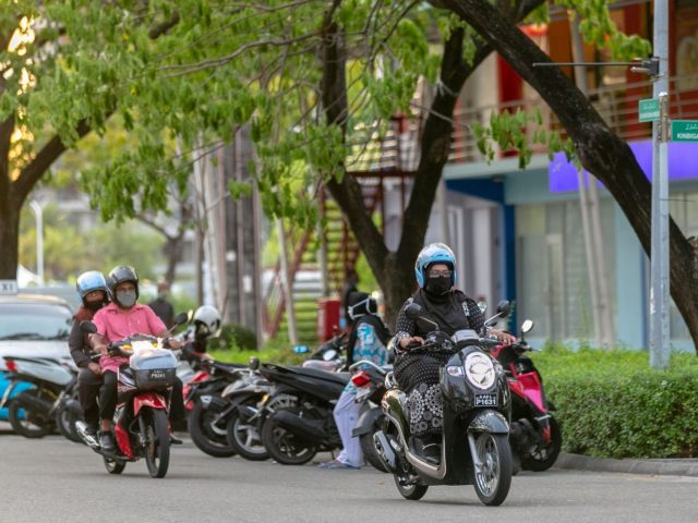 Sécurité et étiquette pour trottinette et vélo en ville